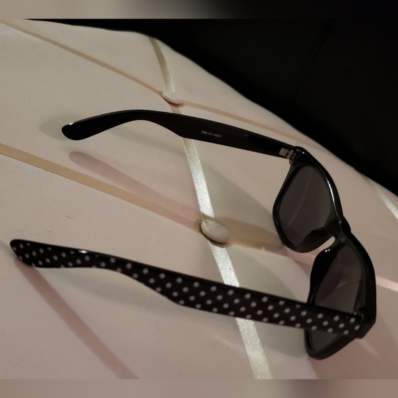 *3/$10 Retro Rewind Polka Dot Vintage Fashion Sunglasses - Picture 9 of 10